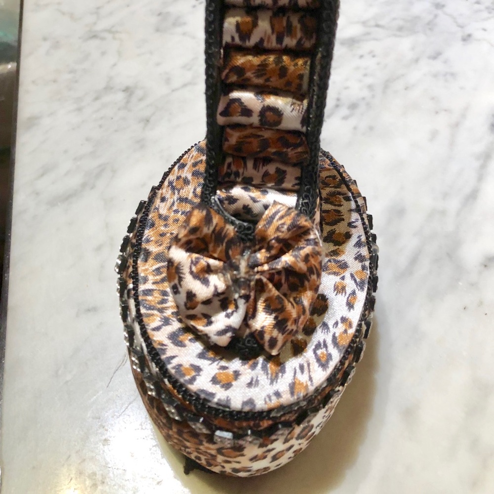 High Heel Leopard Ring & Jewelry Box - Picture 2 of 6